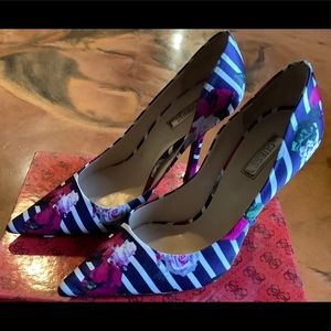 Guess pumps